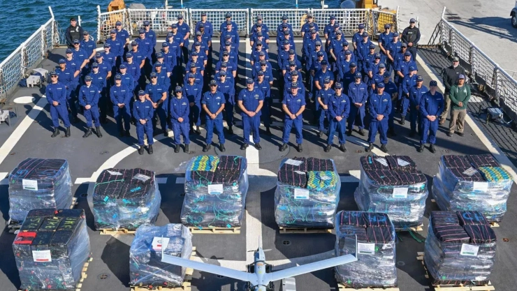 Guardias en un barco con los cargamentos de droga
