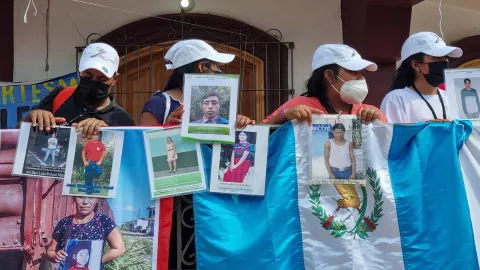 BUSCAN MIGRANTES.jpeg