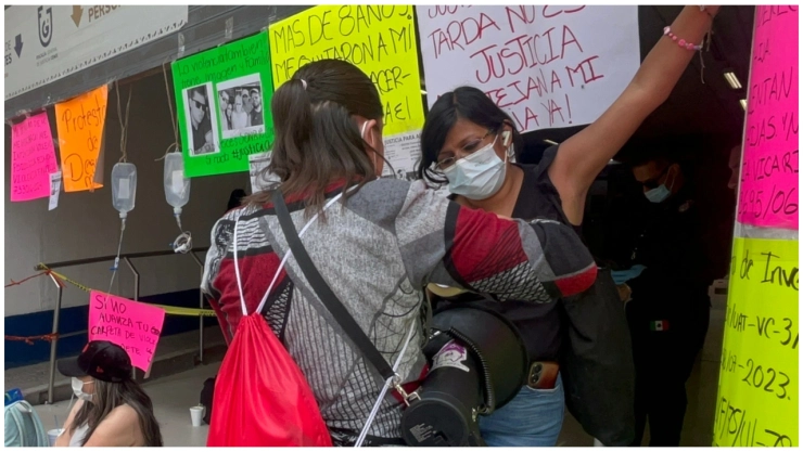 Mujer alza la voz con protesta inesperada afuera de la Fiscalía de CDMX.
