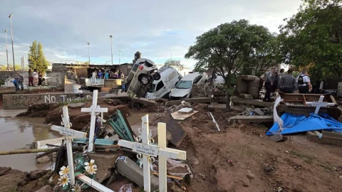 Lluvias arrastran lápidas y ataúdes en El Porvenir.