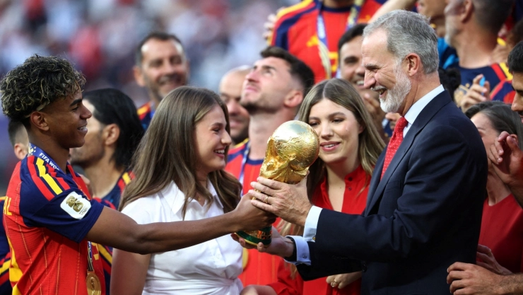La princesa Leonor heredó los genes de su padre, quien mide más de 1.95m de altura
