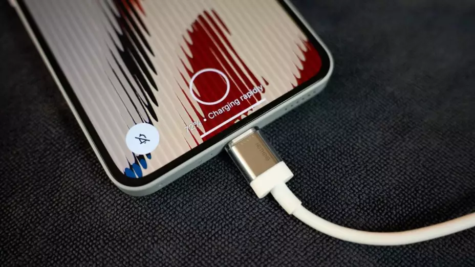 ¿Cuáles son los riesgos de cargar el celular en el carro?