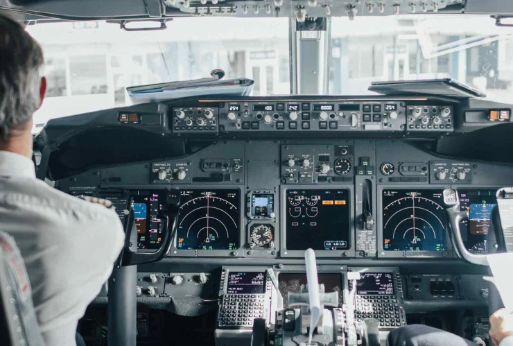 piloto-muere-pleno-vuelo-avion-aterrizado-emergencia