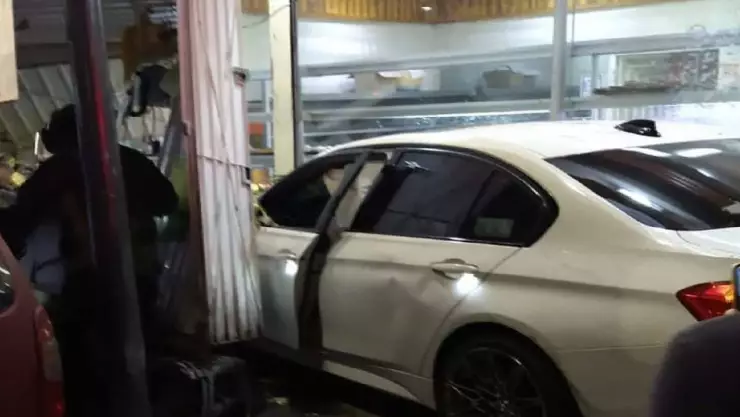 Auto choca con puesto de tacos