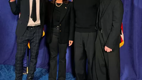 Ricky Martin junto a sus hijos y Kamala Harris