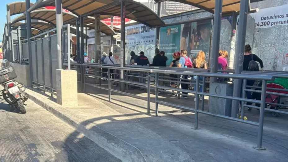 Garitas de Tijuana, personas por el cruce peatonal