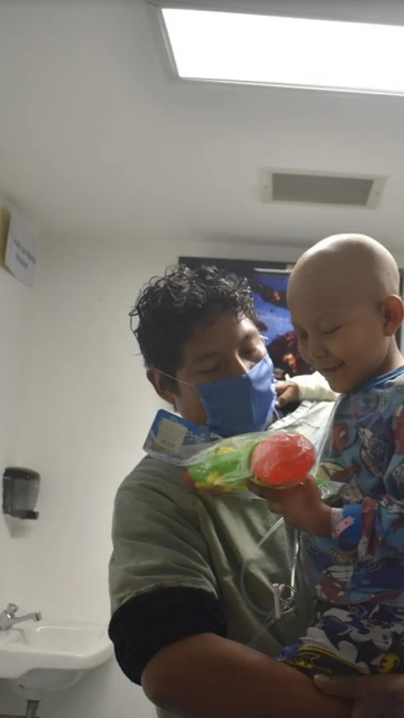 los pequeños del Hospital Pediátrico Moctezuma contagian esperanza al ver sus regalos