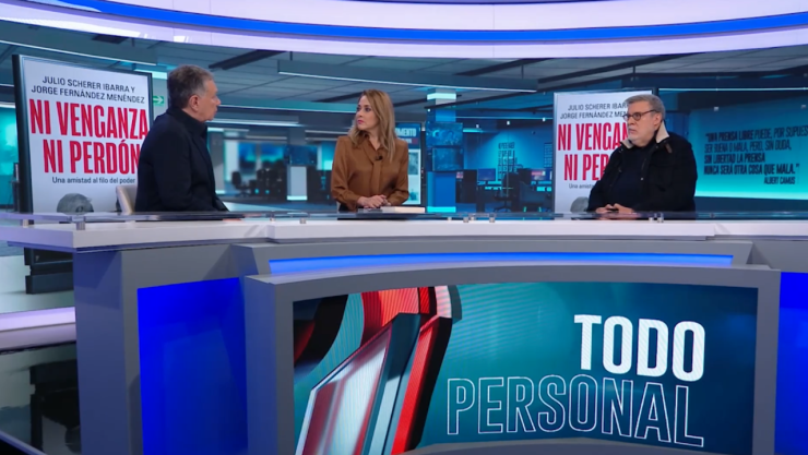 ALT TEXT:
Bibiana Belsasso entrevista en estudio a Julio Scherer Ibarra y Jorge Fernández Menéndez durante la presentación del libro Ni venganza ni perdón en el programa “Todo Personal”.