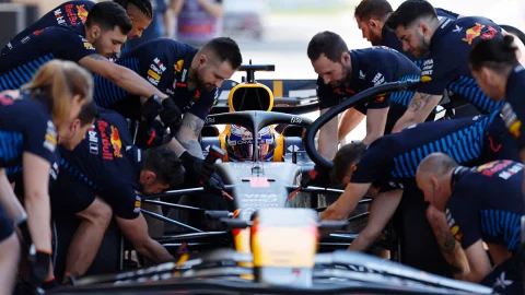 Max Verstappen en los pits de Red Bull