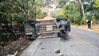 Auto volcado en la carretera Xalapa–Totutla generó movilización de cuerpos de emergencia