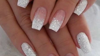 10 ideas de uñas copo de nieve para presumir en Navidad