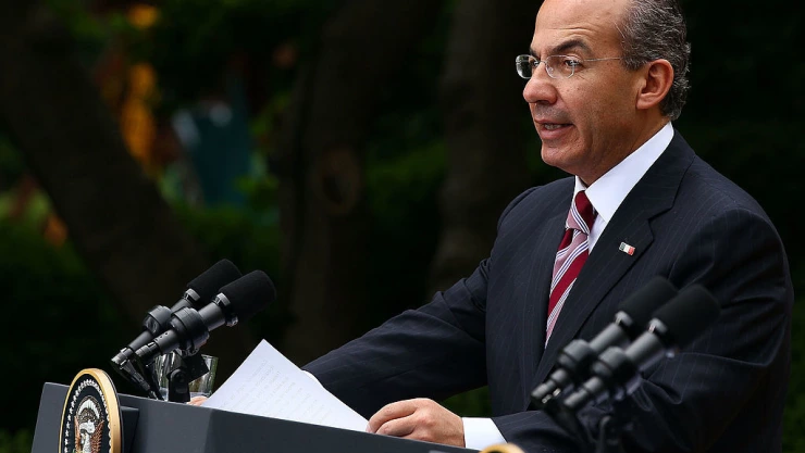 Felipe Calderón asiste a hospital por COVID-19