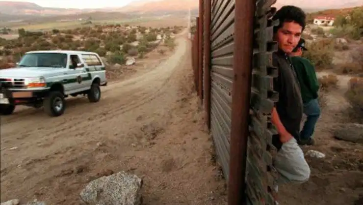 frontera-mexico-migrantes-san-diego (1).jpg