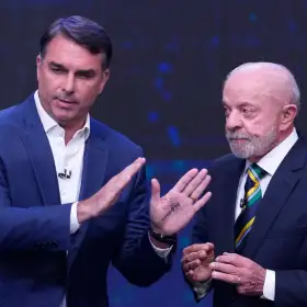 Flávio Bolsonaro y Luíz Inácio Lula da Silva en debate presidencial.