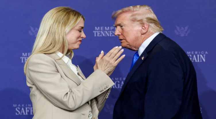 Trump destituye a Pam Bondi como fiscal general en medio de controversias políticas