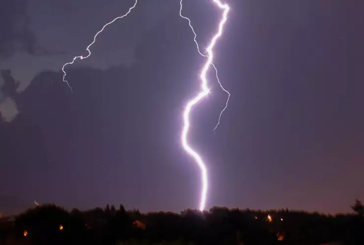 Mueren dos jóvenes por caída de rayo mientras jugaban futbol