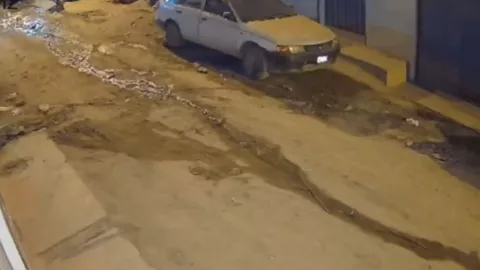 Sismo de 7.2 en Perú deja una enorme grieta sobre el suelo