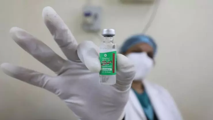 La Guardia Nacional detuvo a un presunto enfermero, debido a que ofrecía a la venta vacunas contra la COVID-19, en los alrededores del hospital General de Occidente, en el municipio de Zapopan, Jalisco.