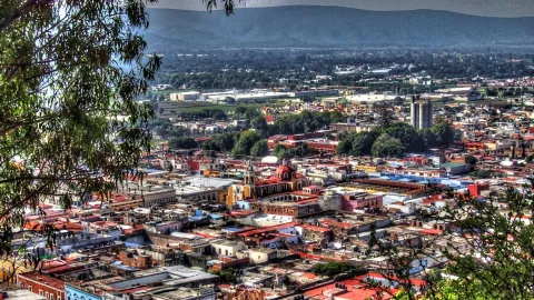 Atlixco, el Pueblo Mágico de clima templado ideal para disfrutar gastronomía, flores y vistas al volcán.