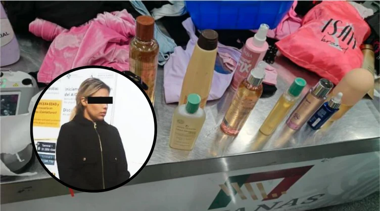 Imagen compuesta que muestra los resultados de una inspección de equipaje en el Aeropuerto Internacional de la Ciudad de México (AICM).A la derecha, una gran cantidad de artículos de tocador y belleza están dispersos sobre una superficie metálica de acero inoxidable, incluyendo botellas de champú, lociones, perfumes y latas de aerosol de varias marcas y tamaños. También hay ropa, como una prenda rosa brillante, y un bolso rosa brillante con la marca “ISAN brand” estampada. Algunos de los artículos están colocados en un cubo de plástico azul en la parte superior. En la parte inferior de la mesa se puede ver el logotipo del AICM y las palabras “Aduanas”. A la izquierda, un primer plano superpuesto en un círculo muestra a una mujer rubia con los ojos tapados por una barra negra horizontal. Lleva una chaqueta negra y está de pie frente a lo que parece un cartel del aeropuerto.
