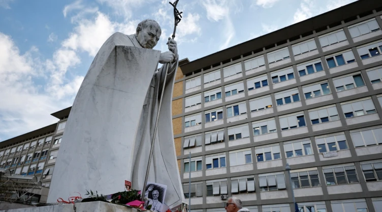 Escultura de San Juan Pablo II afuera del hospital Gemelli de Roma.