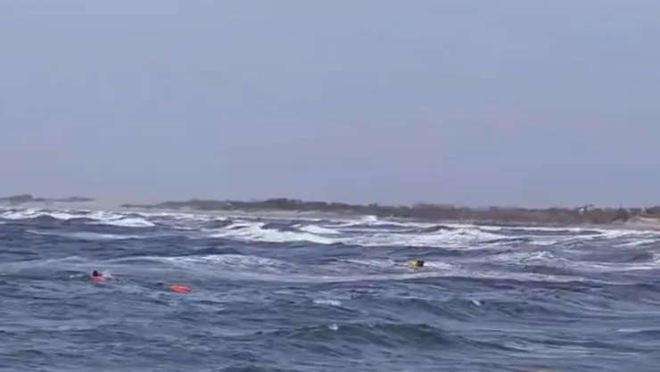 Salvan a jóvenes en playa de Ahome