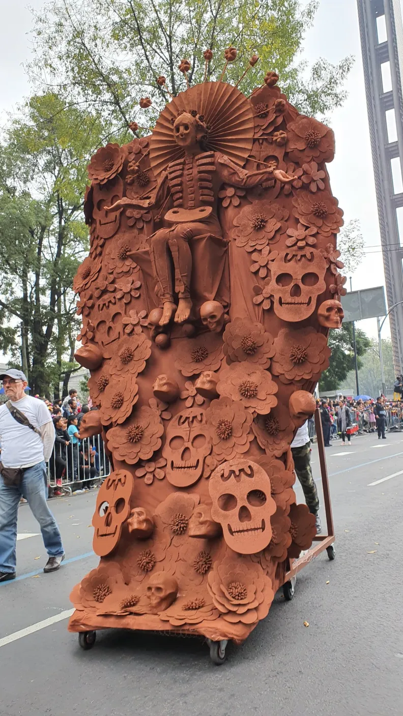 2 mil 500 artistas en acción, 11 carros alegóricos, 22 comparsas y diversos grupos de coreografías llenaron de alegría el corazón de la CDMX.