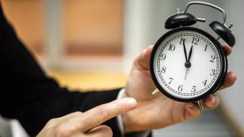 sancionar un retardo en el trabajo