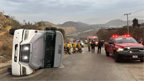Camión vuelca en el Bulevar 2000, a la altura del Fraccionamiento Delicias III, hoy 28 de agosto