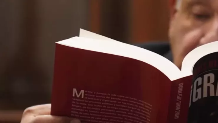 ¿Cómo se llama el último libro de AMLO y a quién se lo dedica?