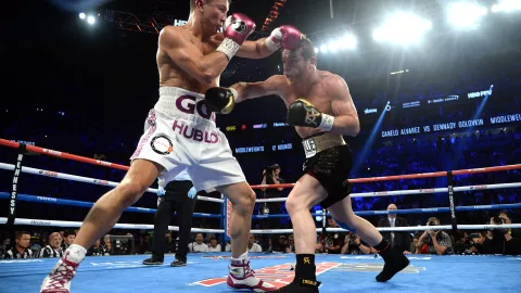 No hubo derribos, pero la acción fue constante. Ambos peleadores batallaron hasta el último campanazo ante una entusiasta muchedumbre en Las Vegas.