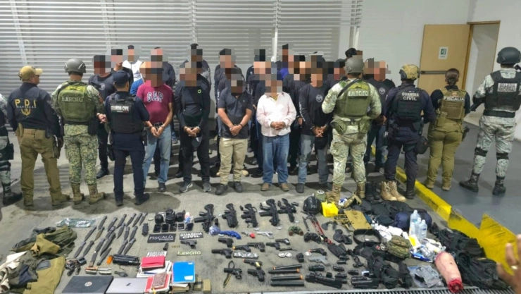 38 creyentes detenidos en Michoacán por prepararse para el fin del mundo con armas y equipo táctico. En la imagen se observa a las personas detenidas y todos los elementos que tenían dentro de su camapamento; desde armas de juguetes, has cuchillos reales.