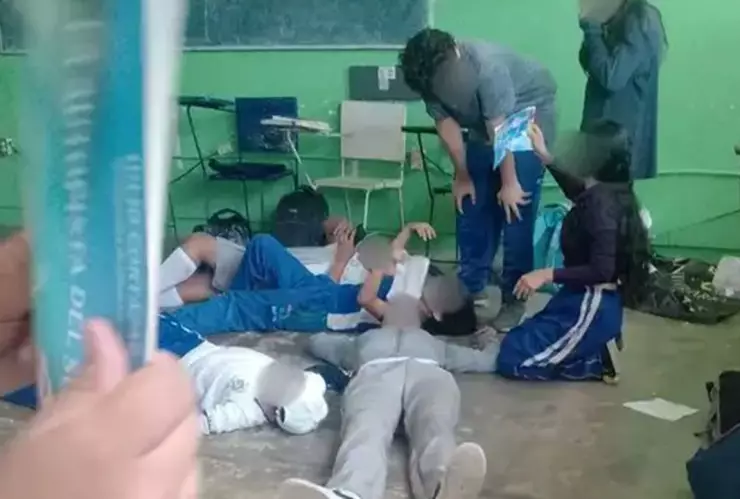 Maestro deja estudiantes encerrados y sin ventilación en el salón pese a CALOR extremo