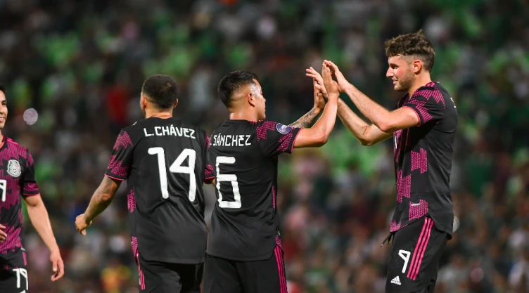 Santiago Giménez en su debut oficial en Selección vs Surinam 2022.jpg