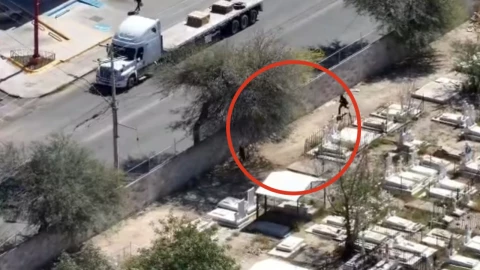 Ladrones corren entre tumbas para escapar de la policía en Hermosillo
