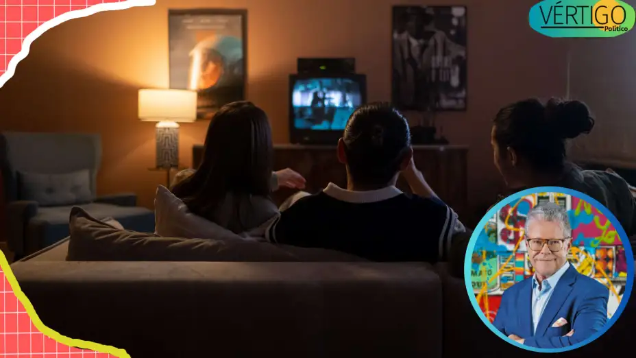 Personas mirando la TV