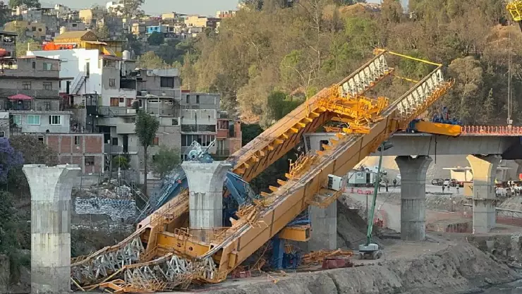 Grúa cae sobre obras del Tren Interurbano, CDMX, hoy 17 de abril
