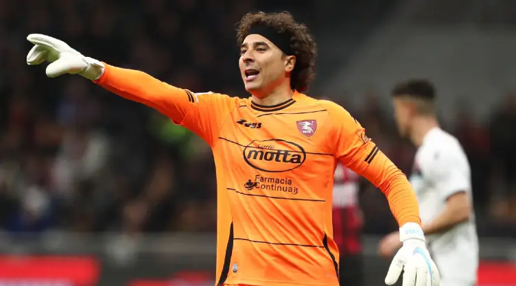 Guillermo Ochoa con el Salernitana en Serie A ante Milan