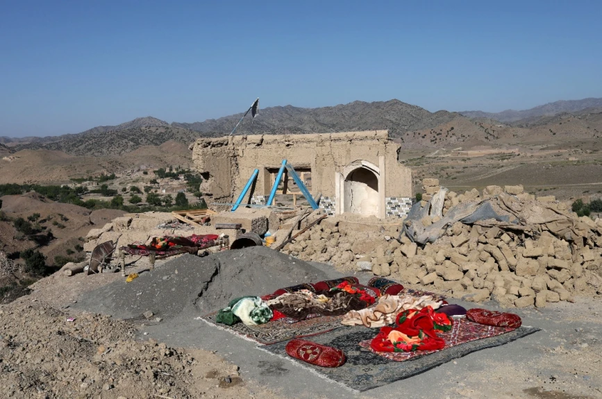 Una mezquita dañada después del reciente terremoto en la aldea de Wor Kali, en la provincia de Paktika, Afganistán.