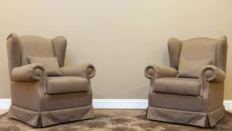 El utensilio de cocina que necesitas para limpiar los sillones de tu sala, según TikTok
