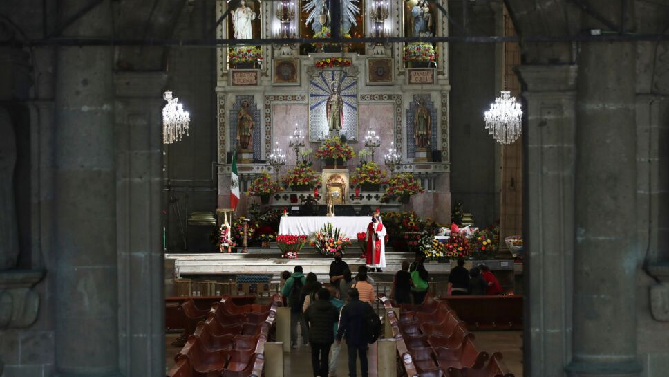 Interior de iglesia católica de San Hipólito