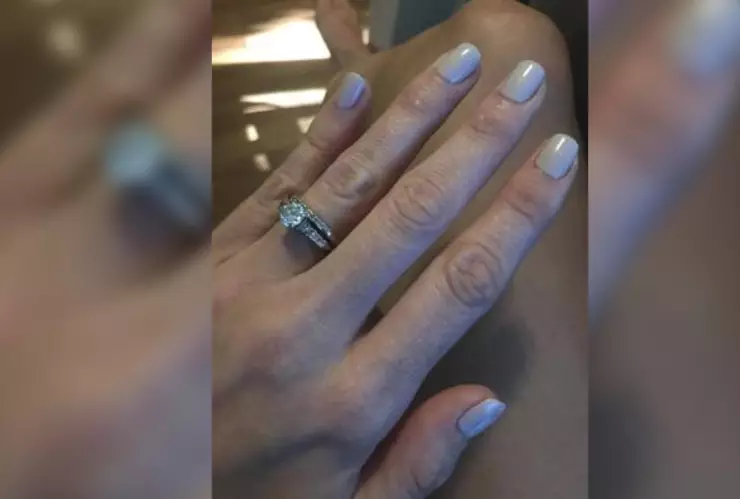 Mujer recupera anillo que había tirado en el mar.