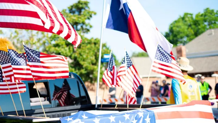 Un grupo de banderas de Estados Unidos durante un desfile.