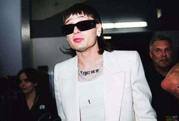 Famoso cantante revela cuánto cobra Peso Pluma por concierto