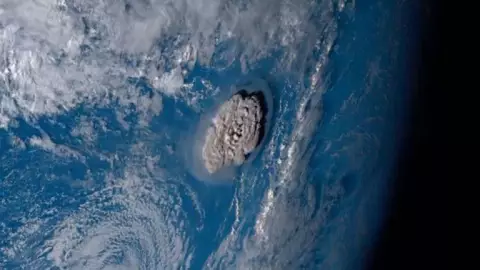 erupción-volcán-submarino-isla-tonga.jpg