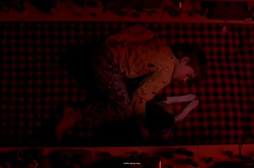 Escena de la película ‘El Sexto Sentido’ (Sixth Sense) con Halley Jeol Osment y Bruce Willis por Azteca 7.