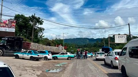Taxistas realizan bloqueo en Ocosingo tras el asesinato de un compañero