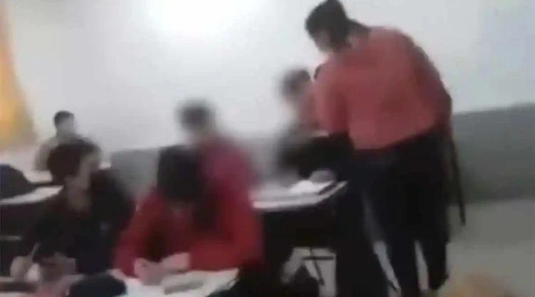mujer bullying hijo estudiante