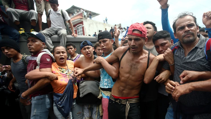 El grupo de alrededor de 4,000 migrantes superó a la policía primero en Tecun Uman, Guatemala, para cruzar el corto puente hacia Ciudad Hidalgo, en el estado al sur de México, Chiapas.