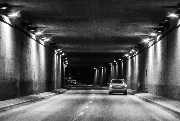 Auto conduciendo en paso a desnivel.